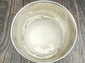 酵母，白糖，水放入碗中混合