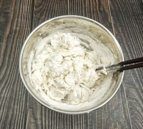 加入面粉，用筷子搅拌成絮状