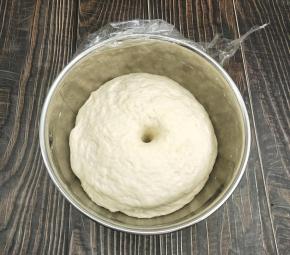 盖上保鲜膜，让它发酵至两倍大