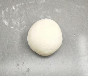 把发酵好的面团排气揉匀