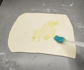 擀成面片，刷上一层油