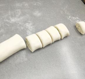 卷起成条，再切成小段