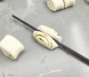 用筷子朝中间压下，漂亮的花形就好了