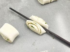 用筷子朝中间压下，漂亮的花形就好了