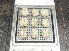 放入蒸锅，发酵至两倍大