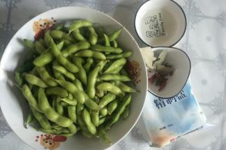 准备食材，毛豆洗净。