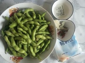 准备食材，毛豆洗净。