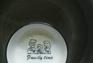 锅中倒入清水，倒入玉米油开大火。