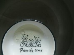 锅中倒入清水，倒入玉米油开大火。