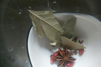 放入花椒、八角、香叶、桂皮、干辣椒。