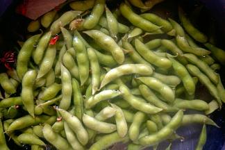 放入毛豆，全程不要盖锅盖。