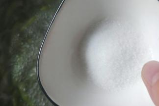 煮至毛豆9成熟，放入盐煮熟。