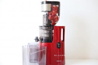 将西瓜放入SKG原汁机里启动正转键，开始榨汁。