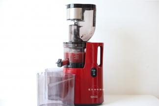 榨好的果汁先盛出来备用