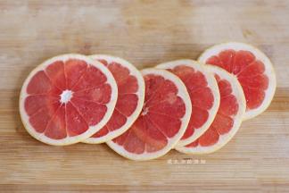 接下来把西柚切成薄片，不得不感叹，西柚真是饮品界的百搭水果，负责颜值和调味，除了价格有点贵，其他没毛病