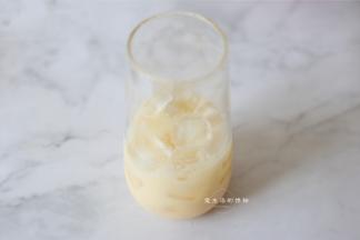 接下来开始组装，把冰块放入杯子里，因为甜度来自西瓜汁，冰块不要放太多，否则甜度会不够哦~接着倒入养乐多。