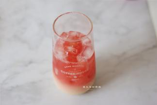 再倒入一半的西瓜汁，把西柚贴杯壁装饰进去