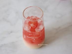 再倒入一半的西瓜汁，把西柚贴杯壁装饰进去