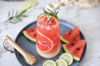 再倒满剩余的西瓜汁，味道和颜值都爆表的西瓜西柚多多饮就做好了~