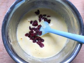 放入蔓越莓干翻拌均匀