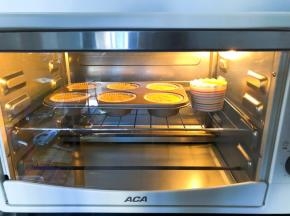 放入预热好的ACA烤箱中层150度，上下火25分钟