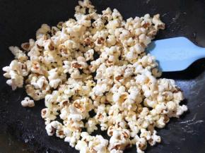 倒入爆米花，搅拌均匀，让每一颗都能裹上焦糖