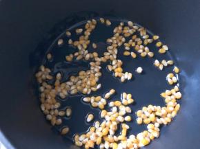 倒入玉米粒，翻炒均匀，让每一颗玉米都裹上油