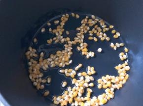 倒入玉米粒，翻炒均匀，让每一颗玉米都裹上油