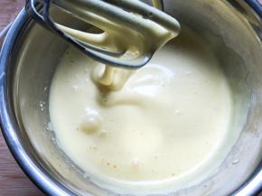 打发至拉起打蛋头，蛋糊掉落不会很快消失状态即可