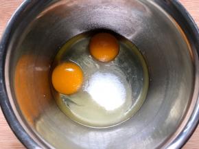 鸡蛋中放入细砂糖