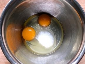鸡蛋中放入细砂糖