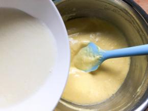 倒入搅拌好的纯牛奶玉米油翻拌均匀