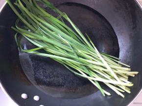 韭菜清洗干净，在开水中烫一下
