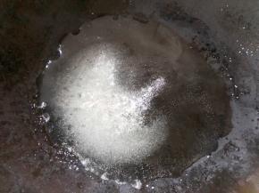 现在做焦糖，细砂糖和水混合，小火加热