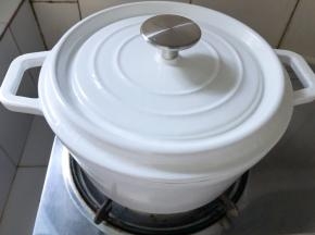 一直小火，中途端起来摇两下，
