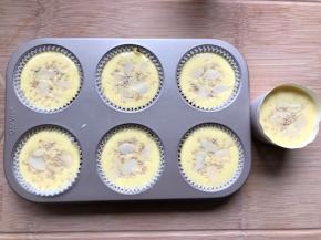 倒入模具中，表面撒上白芝麻和杏仁片