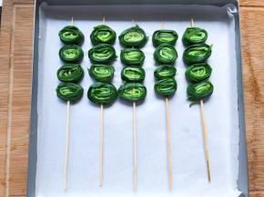 两三根一起卷成圆圈，串起来