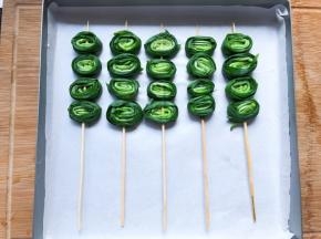 两三根一起卷成圆圈，串起来