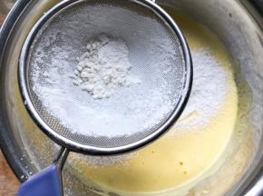 筛入低筋面粉翻拌均匀