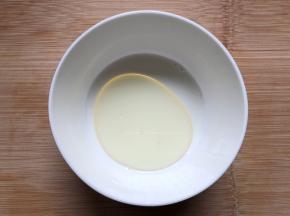 玉米油和纯牛奶混合