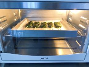 放入预热好的烤箱中层180度，上下火5分钟