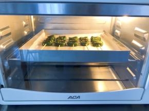 放入预热好的烤箱中层180度，上下火5分钟