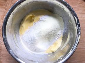 筛入低筋面粉和奶粉