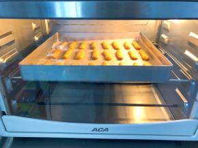 放入预热好的ACA烤箱170度中层，上下火，12～15分钟左右