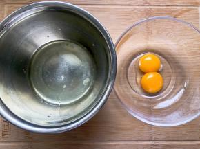 蛋清和蛋白分离，蛋白盆中应无油无水无蛋黄