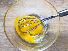 蛋黄加入15克糖搅拌均匀