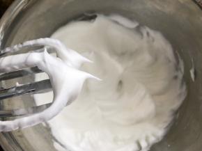 蛋白加入柠檬汁，分三次加入剩下的15克细砂糖用电动打蛋器打发，打发至拉起打蛋头有尖角状