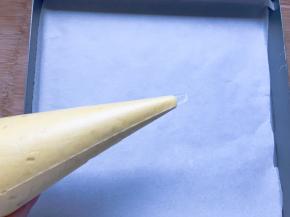 装入裱花袋，前面剪一个小口