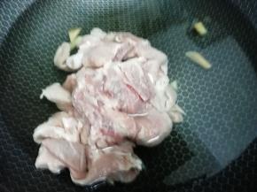 买回来的牛肉用水多冲洗一会，然后浸泡二十分钟，然后锅中加入适量的水，料酒，姜，再把牛肉放入锅中焯水去除血水