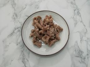 焯好水的牛肉捞出，再用温水冲洗一遍